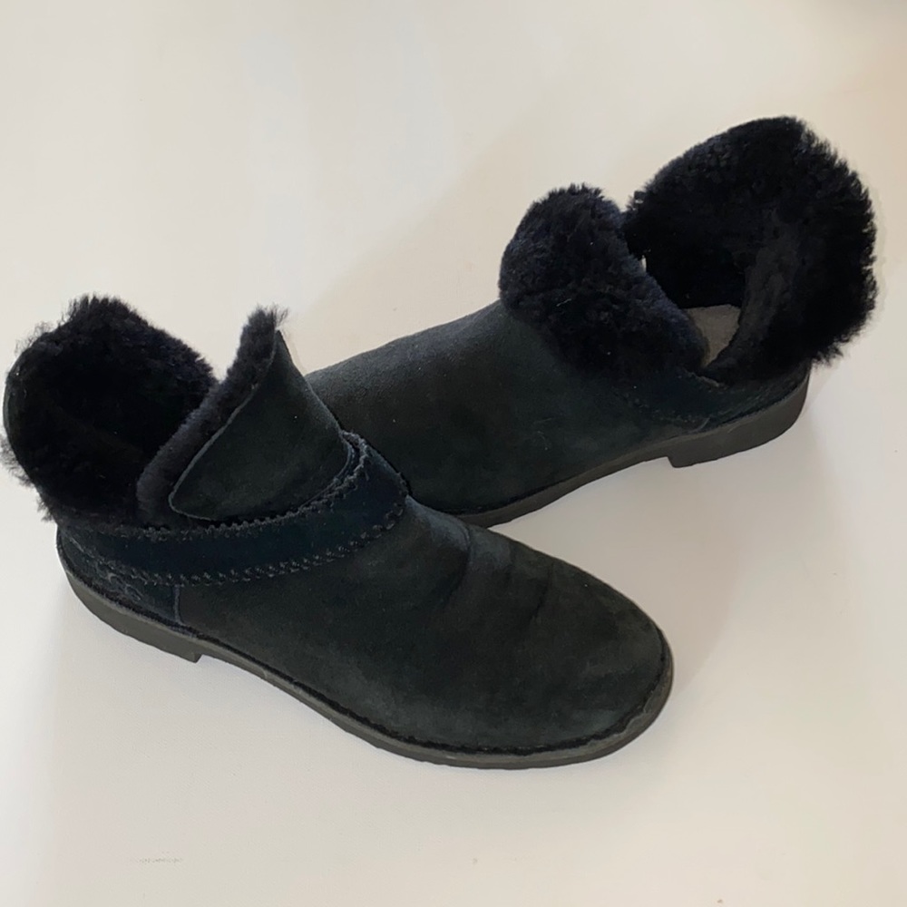 COPY - UGG MCKAY BOOT Black exterior with sheep lined footbed. Size 10